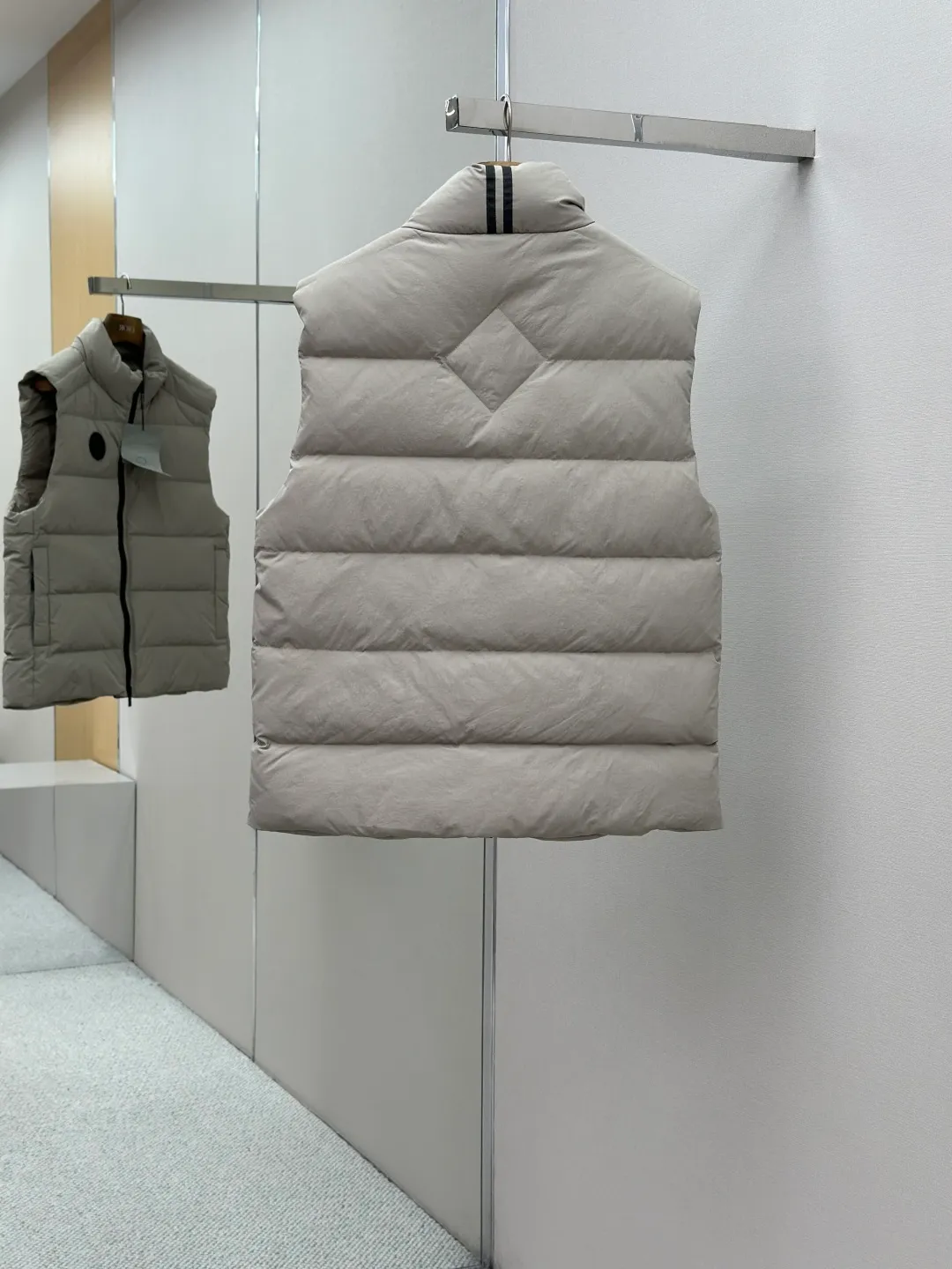 P690 CANADA GOOSE Canada Goose Badge Down Vest Fabric selection: The use of high-quality protective nylon fabric not only enhances the wear resistance of the surface, but also takes into account wind resistance, ensuring excellent performance in various harsh weather conditions.  90 national standard high-quality white duck down: selected high-loft down, weighing 160g, light and warm, with excellent temperature locking performance and good resilience.  Three-dimensional quilting process: Precision thread reinforcement to prevent velvet drilling and ensure that the fluffy and resilient elasticity lasts as new.  Details: The ribbon is woven with polyester as the base, and the brand letters are decorated on the ribbon through high-precision computer embroidery. The edges of the pattern are clear, the stitches are fine and even, and multiple layers of embroidery thread are stacked to enhance the three-dimensional effect. Accessories: One-to-one customized logo, one-to-one customized zipper puller, one-to-one customized three-label SIZE: S M L XL